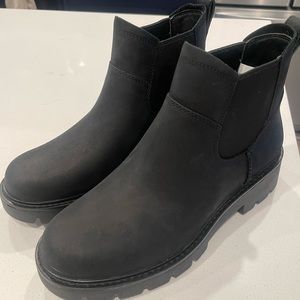 UGG size 7 Loxley Boots